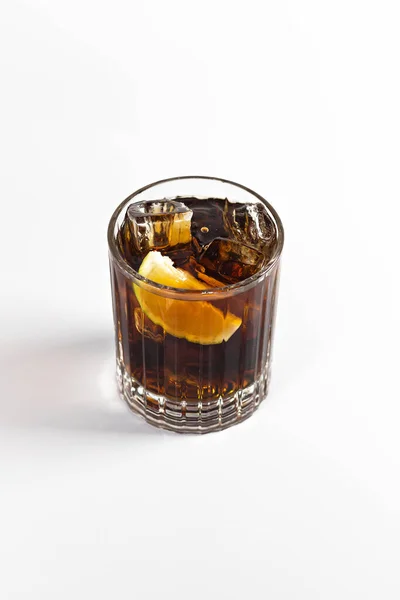 Whisky Och Cola Cocktail Utsmyckad Med Stor Iskub Och Lime — Stockfoto