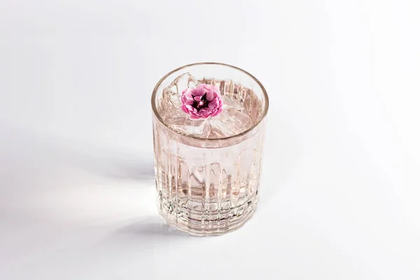 Roze Gin Tonic Cocktail Een Diep Glas Versierd Met Een — Stockfoto