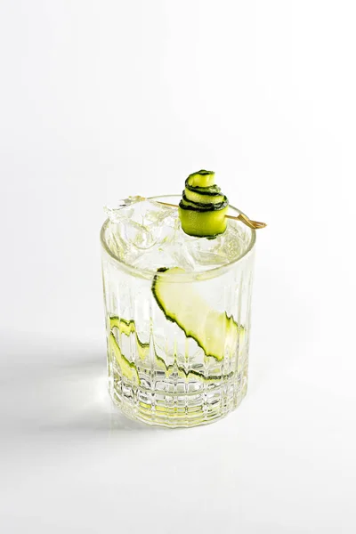 Gin Tonic Cocktail Een Diep Glas Versierd Met Komkommer Ijs — Stockfoto