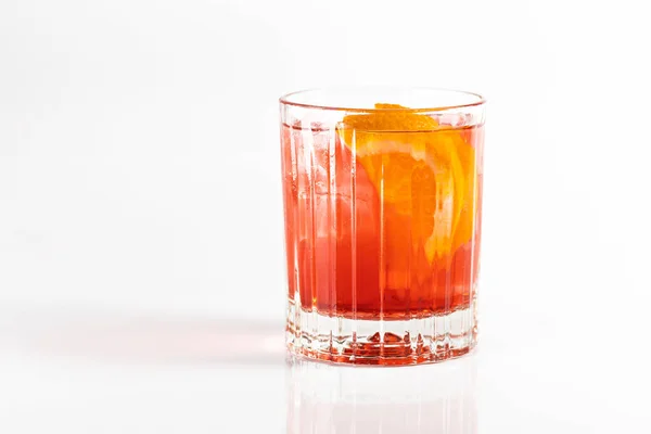 Roter Süß Saurer Cocktail Verziert Mit Einer Orangenscheibe Auf Einem — Stockfoto