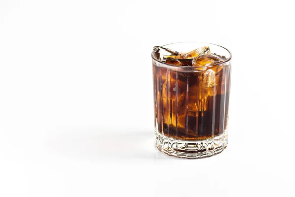 Egy Whiskey Kóla Koktélt Egy Nagy Jégkockával Díszítenek Fehér Elszigetelt — Stock Fotó