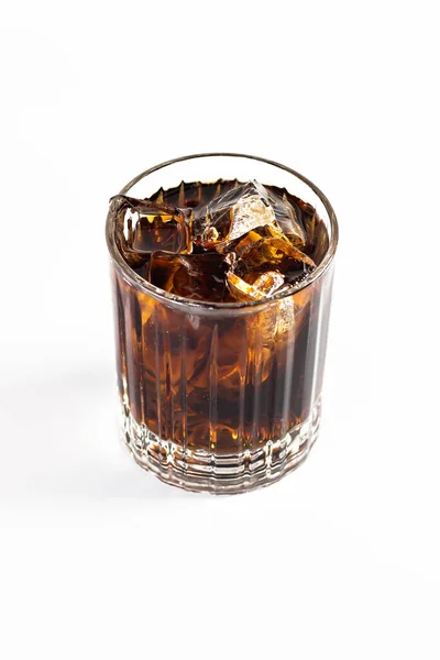 Koktajl Whisky Coli Ozdobiony Jest Dużą Kostką Lodu Białym Izolowanym — Zdjęcie stockowe