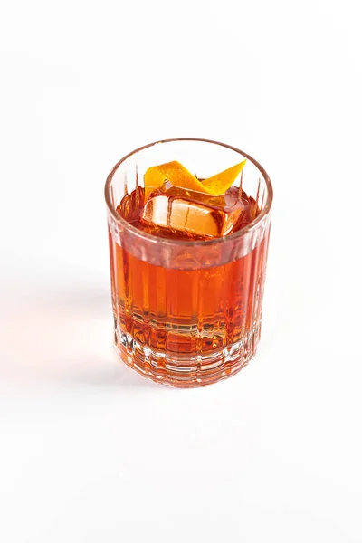 Röd Söt Och Sur Cocktail Dekorerad Med Orange Skiva Vit — Stockfoto