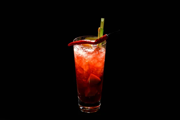 Rode Cocktail Met Chili Peper Decoratie Zwarte Achtergrond — Stockfoto