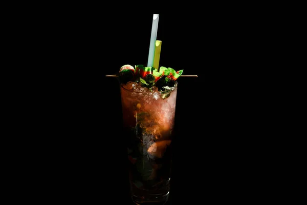 Alkoholischer Cocktail Auf Schwarzem Hintergrund Verziert Mit Einem Spieß Mit — Stockfoto