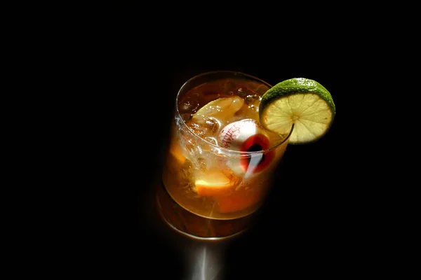 Orangener Alkoholischer Cocktail Mit Künstlichem Gelee Auge Verziert Mit Limette — Stockfoto