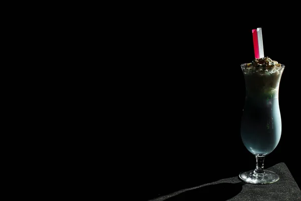 Schokococktailgetränk Mit Sahne Köstlicher Schokoladencocktail Milchshake Oder Smoothie Schwarzer Hintergrund — Stockfoto
