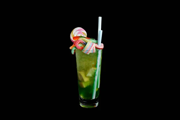 Tropische Groene Cocktail Rom Likeur Citroen Vers Geïsoleerd Zwarte Achtergrond — Stockfoto