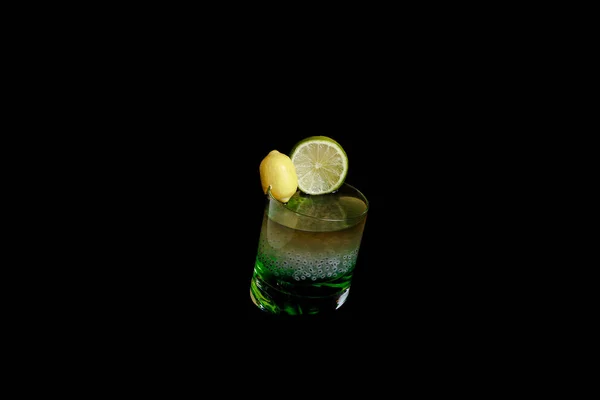 Tropischer Grüner Cocktail Isoliert Auf Schwarz — Stockfoto