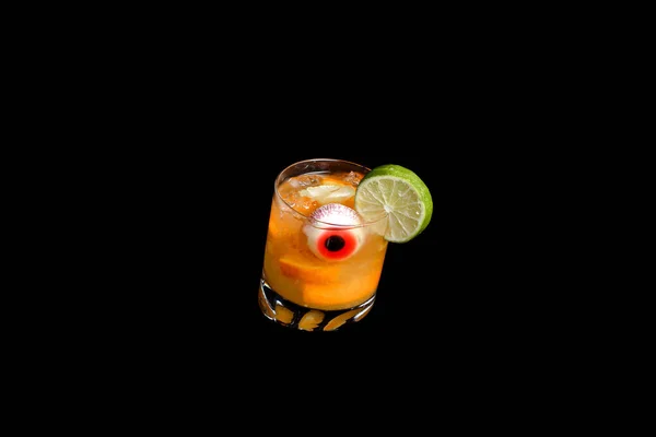 Cóctel Alcohólico Naranja Con Ojo Gelatina Artificial Decorado Con Lima — Foto de Stock