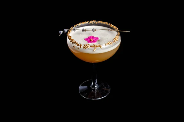 Gelber Cocktail Drink Glas Auf Schwarzem Hintergrund Mit Blumen — Stockfoto