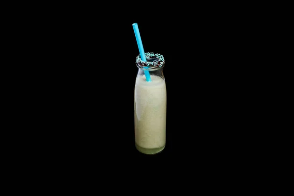Gele Milkshake Fles Geïsoleerde Zwarte Achtergrond — Stockfoto