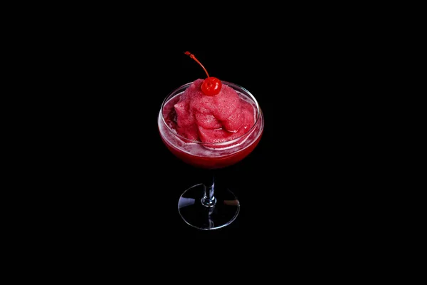 Roter Cocktail Auf Schwarzem Hintergrund Mit Frischer Kirsche Und Sorbet — Stockfoto
