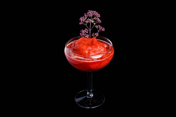Rode Cocktail Zwarte Achtergrond Met Bloemen Sorbet — Stockfoto