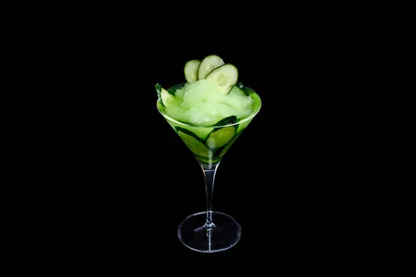 Grüner Cocktail Auf Schwarzem Hintergrund Mit Frischen Gurken Und Sorbet — Stockfoto