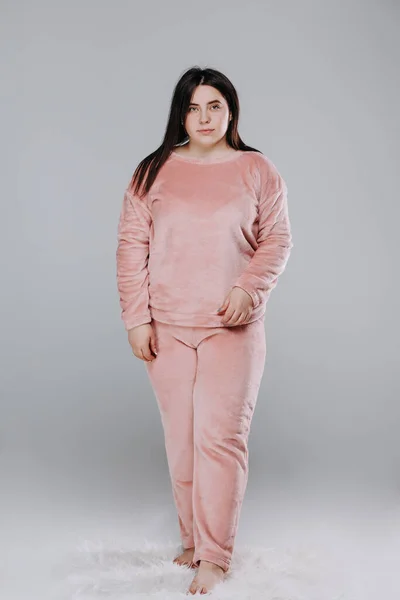 Tlustá Hezká Usměvavá Dívka Purpurovém Pyžamu Fotografie Katalogu Koncept Domácí — Stock fotografie