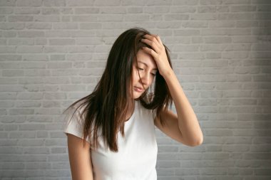 Asyalı kadın üzgün depresyon odasında tek başına kaldı..