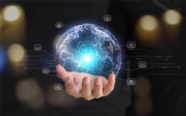 Dünya siber aleminde küresel ağ bağlantısı ve veri alışverişinin ellerinin tutulması.