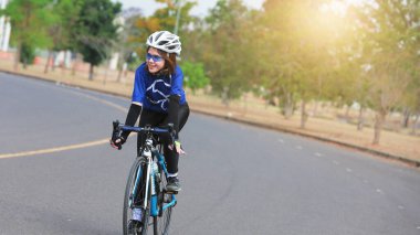 Parkta bisiklet süren bir kadın. Triatlon ya da bisiklet yarışması için eğitim.