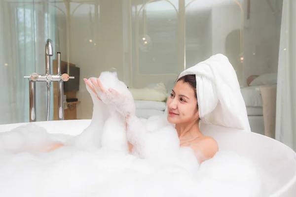 Portrait Happy Asian Young Woman Playing Foam Bathtub — Stock Photo, Image