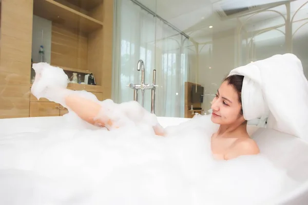 Portrait Happy Asian Young Woman Playing Foam Bathtub — Stock Photo, Image