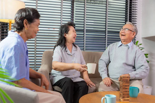 Group Senior Friends Living Room Talking Laughing Together — Stock Photo, Image