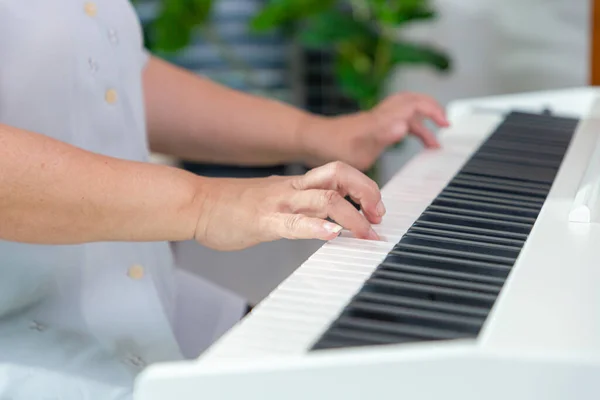 Γυναικεία Χέρια Πιανίστα Στο Πιάνο Πιάνο — Φωτογραφία Αρχείου