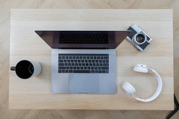 Kopfhörer Mit Laptop Auf Holztisch Vor Defokussiertem Hintergrund Ansicht Von — Stockfoto