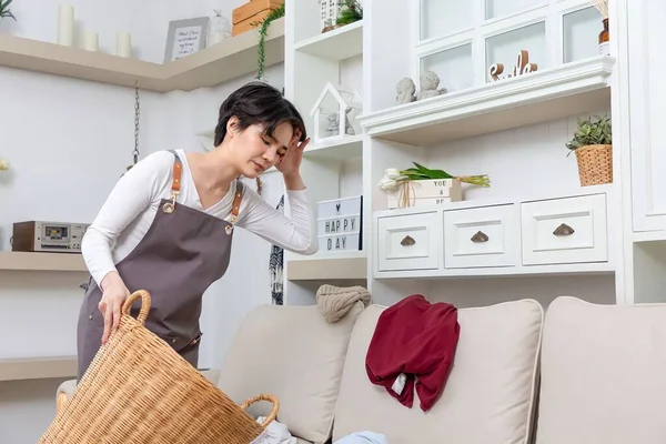 Feliz Mulher Mais Limpa Asiática Com Lavanderia Trabalhando Casa — Fotografia de Stock