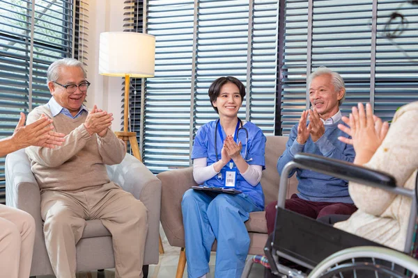 Groep Senioren Klapt Handen Een Bejaardentehuis Rechtenvrije Stockfoto's
