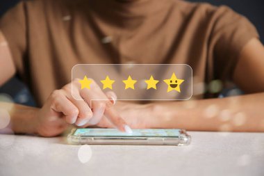 Akıllı telefon ekranına beş yıldızlı altın ekran ile el sıkışın ve en iyi puanı vermek için basın seviyesini mükemmel yapın. iş kavramı