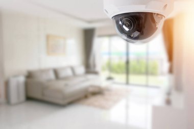 Oturma odasının içinde rahat bir kanepe, CCTV güvenlik kamerası var.