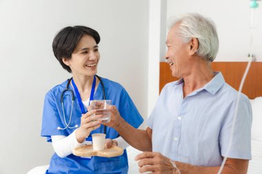 Yemekten önce huzurevinde kıdemli adam su içer..