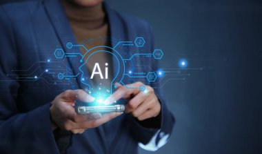 Akıllı telefon istihbaratında sohbet robotu kullanan bir iş adamı. Veri ekranında yapay zeka ile GPT Sohbeti..