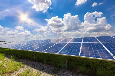 Yeşil enerjiyle elektrik enerjisi üretmek için güneş panelleri olan güneş enerjisi istasyonu.