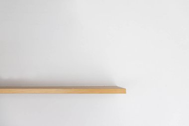 Beyaz arkaplanda boş ahşap duvar rafı.