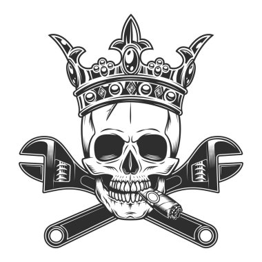 Kafatası puro ya da sigara dumanı içerken ingiliz anahtarı araçları ve monokrom illüstrasyon tarzı vektör ikonunda taç kralı. Beyaz arkaplanda izole edilmiş anahtar tesisat anahtarı aracı.