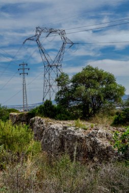 Tepeler arasında yüksek voltajlı elektrik hattı.