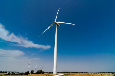 Katalonya 'nın merkezindeki bir rüzgar tarlasında rüzgar türbini. İspanya.