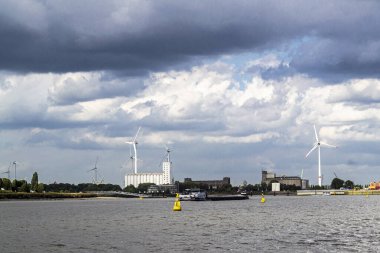 Scheldt nehri boyunca rüzgar türbinleri, Antwerp, Belçika.