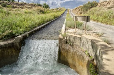 Lleida, Katalonya, İspanya yakınlarındaki bir kanalda şelale..