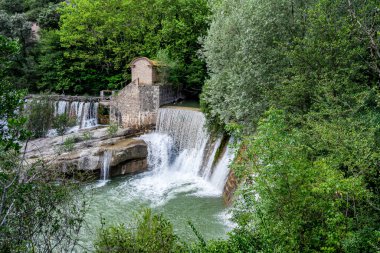 Llobregat nehrinde şelale, Barselona, İspanya.
