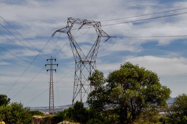 Tepeler arasında yüksek voltajlı elektrik hattı.