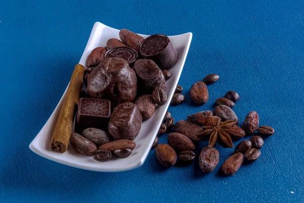 Σοκολάτες Λευκό Ορθογώνιο Δίσκο Συνοδευόμενες Από Κόκκους Κακάο Καφέ Και — Φωτογραφία Αρχείου