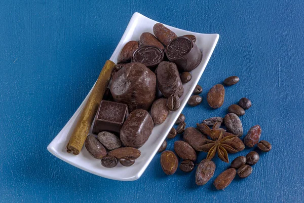 Ciocolată Tavă Dreptunghiulară Albă Însoțită Boabe Cacao Cafea Condimente — Fotografie, imagine de stoc