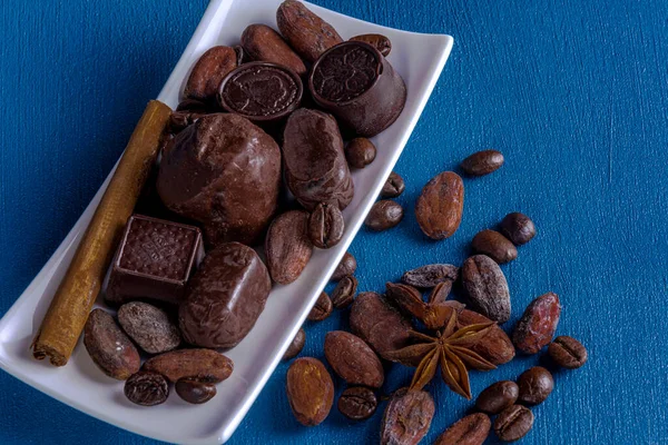 Chocolates Bandeja Rectangular Blanca Acompañados Granos Cacao Café Especias — Foto de Stock