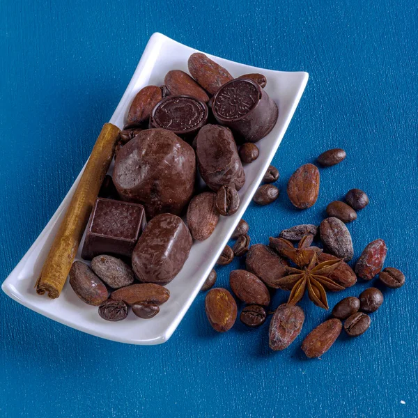 Čokolády Bílém Obdélníkovém Podnosu Doplněné Kakaovými Boby Kávou Kořením — Stock fotografie