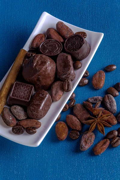 Csokoládé Fehér Téglalap Alakú Tálcában Kakaóbab Kávé Fűszerek Kíséretében — Stock Fotó