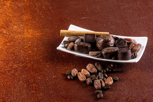 Chocolade Witte Rechthoekige Schaal Vergezeld Van Cacaobonen Koffie Specerijen — Stockfoto