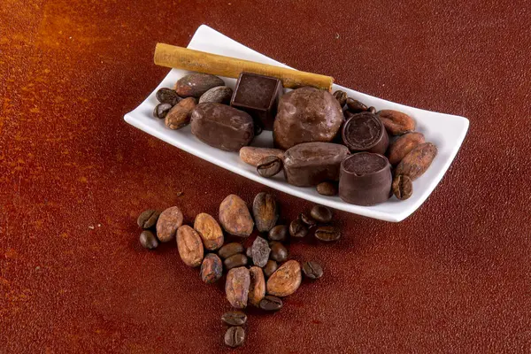 Čokolády Bílém Obdélníkovém Podnosu Doplněné Kakaovými Boby Kávou Kořením — Stock fotografie